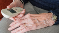 sENIOR Rukatelefon2